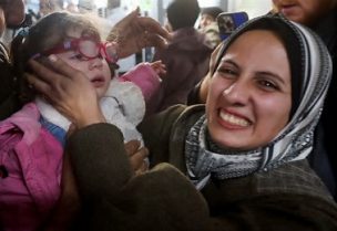 الأم الفلسطينية سندس تحتضن ابنتها بيسان، التي أجلِيت من غزة وهي رضيعة خديجة وعادت عقب تلقيها العلاج في مصر، في مستشفى ناصر بخان يونس جنوب قطاع غزة يوم 30 مارس آذار 2026. تصوير: رمضان عابد - رويترز