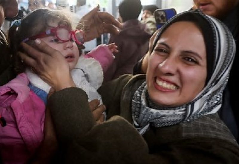 الأم الفلسطينية سندس تحتضن ابنتها بيسان، التي أجلِيت من غزة وهي رضيعة خديجة وعادت عقب تلقيها العلاج في مصر، في مستشفى ناصر بخان يونس جنوب قطاع غزة يوم 30 مارس آذار 2026. تصوير: رمضان عابد - رويترز