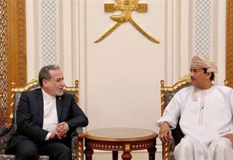 وزير الخارجية الإيراني عباس عراقجي يجلس مع الدبلوماسي العماني نجيب بن يحيى البلوشي في مسقط يوم 25 أبريل نيسان 2026. صورة لمنشور خاص بعباس عراقجي عبر تيليجرام حصلت عليها رويترز من طرف ثالث.