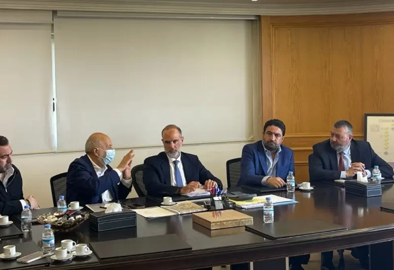 وزير الأشغال العامة والنقل فايز رسامني اجتماعاً موسعاً في مكتبه اليوم، بحضور عدد من النواب والفاعليات البلدية، بينهم النائبان أكرم شهيب وراجي السعد، إضافة إلى ممثل رئيس الحزب الديمقراطي اللبناني الوزير السابق صالح الغريب، ورؤساء بلديات اتحاد بلديات الغرب الأعلى والشحار.