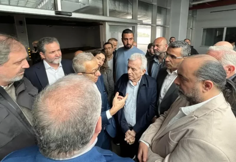 وزير الاقتصاد والتجارة الدكتور عامر البساط ووزير الزراعة نزار هاني في السوق المركزي للخضار والفاكهة (بالمفرق) في بيروت، في منطقة أرض جلول – قصقص
