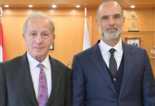 وزير الأشغال العامة والنقل فايز رسامني، في مكتبه في الوزارة، سفير الولايات المتحدة الأميركية في لبنان ميشال عيسى