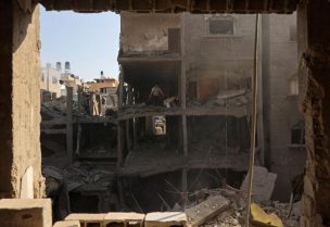 رجل فلسطيني يتفقد الموقع، بعد يوم من غارة إسرائيلية على مخيم الشاطئ للاجئين في مدينة غزة (أ ف ب)