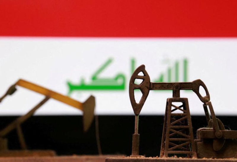 نموذجان لرافعتي مضختي نفط وعلم العراق في صورة توضيحية التقطت يوم 2 مارس آذار 2026. تصوير: دادو روفيتش - رويترز