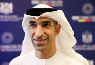 وزير الدولة الإماراتي للتجارة الخارجية ثاني الزيودي خلال منتدى في أبو ظبي يوم 10 نوفمبر تشرين الثاني 2025. تصوير: عمرو الفقي - رويترز