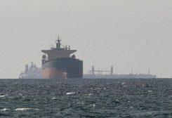 سفينتان تبحران في الخليج بالقرب من مضيق هرمز كما تظهران من شمال رأس الخيمة في الإمارات يوم 11 مارس آذار 2026 - رويترز