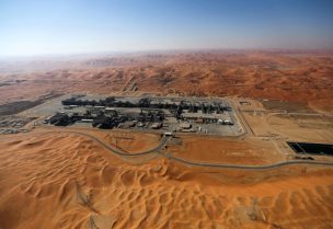 منظر عام لحقل نفطي تابع لشركة أرامكو في السعودية بصورة من أرشيف رويترز.