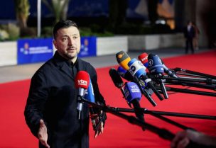 الرئيس الأوكراني فولوديمير زيلينسكي يتحدث إلى وسائل الإعلام أثناء وصوله لحضور قمة القادة الأوروبيين غير الرسمية في قبرص يوم 23 أبريل نيسان 2026. تصوير: يانيس كورت أوغلو - رويترز