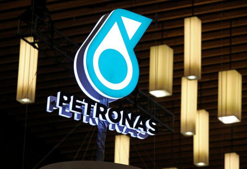 شعار بتروناس الماليزية للطاقة معروض في فانكوفر بصورة من أرشيف رويترز.
