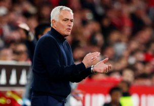جوزيه مورينيو مدرب بنفيكا خلال إحدى مباريات الفريق في الدوري البرتغالي الممتاز يوم 8 مارس آذار 2026. تصوير: بيدرو نونيش - رويترز