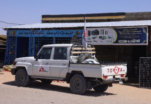 شاحنة صغيرة تابعة لمنظمة أطباء بلا حدود تقف أمام كشك لبيع معدات الطاقة الشمسية في مدينة الطينة شرق تشاد يوم 25 نوفمبر تشرين الثاني 2025. تصوير: عمرو عبد الله دلش - رويترز