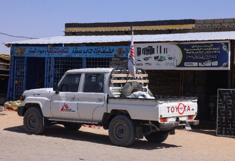 شاحنة صغيرة تابعة لمنظمة أطباء بلا حدود تقف أمام كشك لبيع معدات الطاقة الشمسية في مدينة الطينة شرق تشاد يوم 25 نوفمبر تشرين الثاني 2025. تصوير: عمرو عبد الله دلش - رويترز