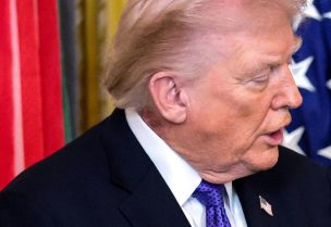 كدمة على يد الرئيس الأمريكي دونالد ترامب أخفيت بمستحضرات تجميل خلال حفل وسام الشرف في البيت الأبيض في واشنطن العاصمة، الولايات المتحدة، 2 مارس/آذار 2026. REUTERS / جوناثان إرنست