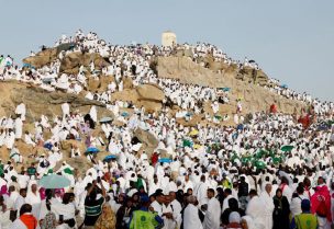 حجاج يجتمعون على جبل الرحمة في سهل عرفات خلال موسم الحج قرب مكة المكرمة يوم 26 مايو أيار 2026. تصوير: إبراهيم أبو مصطفى - رويترز