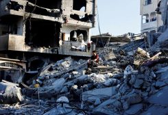 رجل فلسطيني يجلس فوق كومة من الحطام في موقع غارة إسرائيلية على منزل في دير البلح وسط قطاع غزة يوم 24 مايو أيار 2026. تصوير: محمود عيسى - رويترز