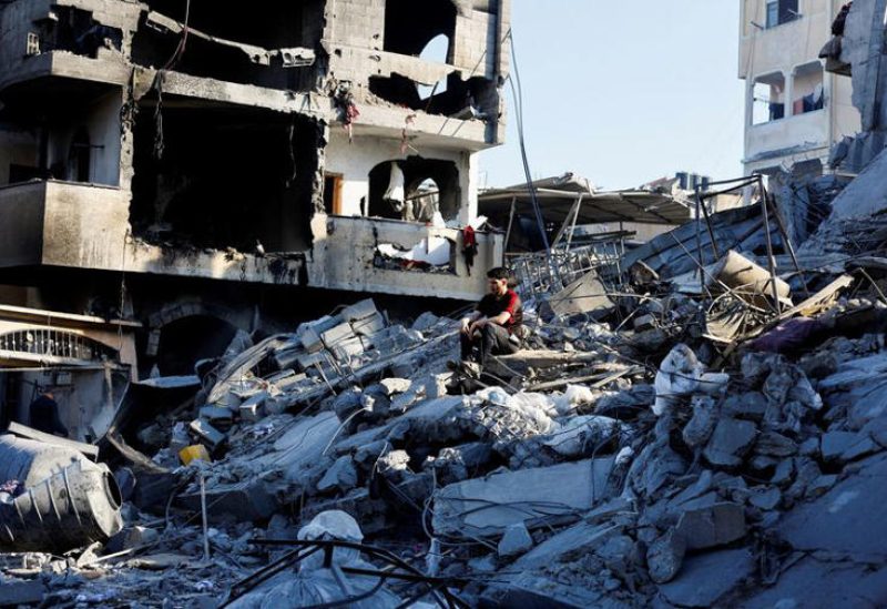 رجل فلسطيني يجلس فوق كومة من الحطام في موقع غارة إسرائيلية على منزل في دير البلح وسط قطاع غزة يوم 24 مايو أيار 2026. تصوير: محمود عيسى - رويترز