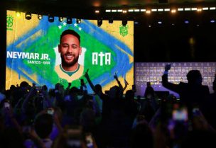 مدرب البرازيل كارلو أنشيلوتي يعلن عن ضم نيمار، لاعب سانتوس، إلى تشكيلة فريقه التي سيخوض بها نهائيات كأس العالم لكرة القدم 2026 خلال مؤتمر صحفي في ريو دي جانيرو بالبرازيل يوم 18 مايو أيار 2026. تصوير: ريكاردو مواريس - رويترز