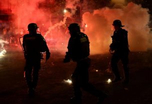 أفراد من الشرطة الفرنسية أثناء مواجهتهم أعمال الشغب، بعد فوز باريس سان جيرمان في نهائي دوري أبطال أوروبا لكرة القدم، في باريس يوم 31 مايو أيار 2026. تصوير: عبد الصبور - رويترز