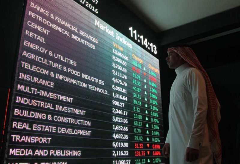 مستثمر يراقب شاشة تعرض بيانات الأسهم في السوق المالية السعودية (تداول) بالرياض في صورة من أرشيف رويترز.