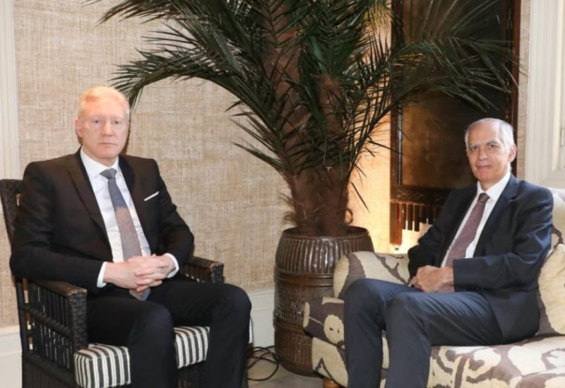 وزير الخارجية اللبناني يوسف رجي خلال استقباله السفير الفرنسي هيرفيه ماغرو