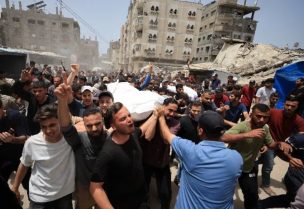 مشيعون يحملون جثمانا خلال جنازة لفلسطينيين قتلوا في غارة إسرائيلية