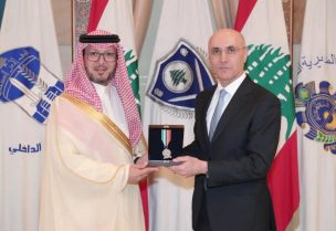 الحجار يكرّم السفير السعودي بخاري بميدالية وزارة الداخلية اللبنانية