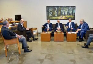 جعجع خلال استقباله وفد اتحاد بلديات المتن الجنوبي في معراب