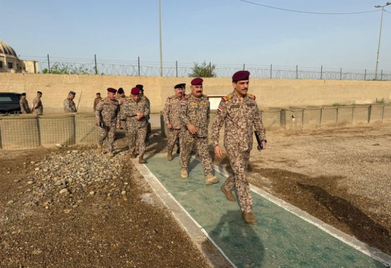 رئيس أركان الجيش العراقي في النخيب بصحراء النجف