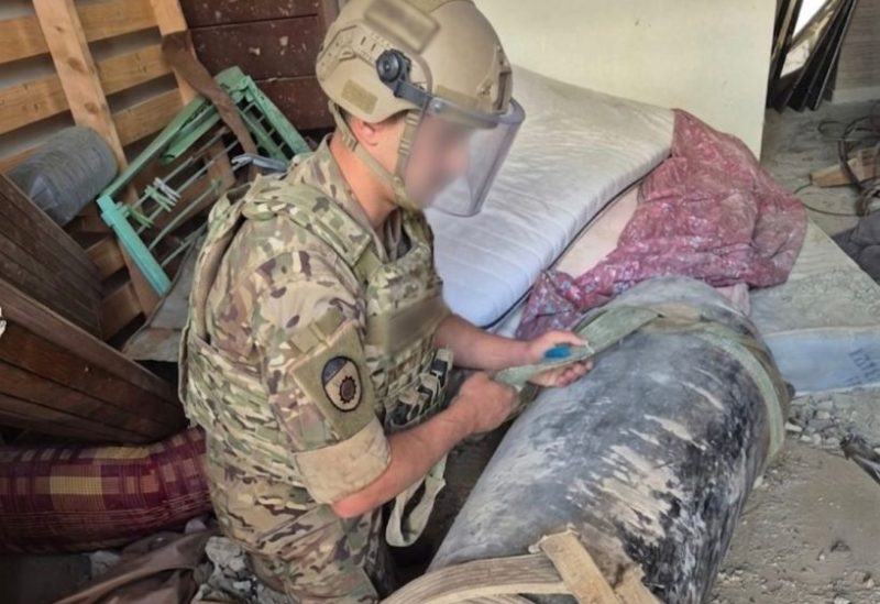 جندي من الجيش يقوم بتفكيك قنبلة في منطقة الصفير بالضاحية الجنوبية لبيروت