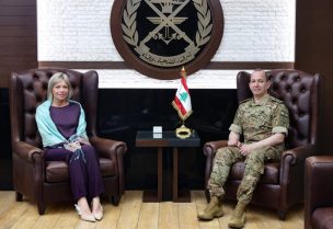 قائد الجيش العماد رودولف هيكل مع المنسقة الخاصة للأمم المتحدة في لبنان جينين هينيس-بلاسخارت