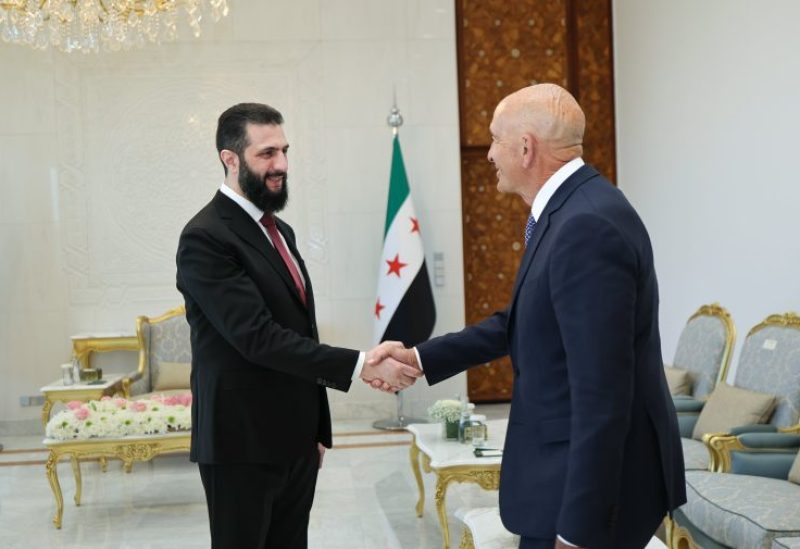 الرئيس السوري أحمد الشرع والمبعوث الأمريكي الخاص إلى سوريا توماس باراك