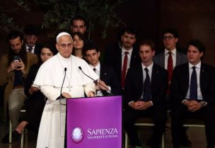 البابا ليو بابا الفاتيكان يلقي كلمة خلال زيارته لجامعة سابينزا في روما يوم 14 مايو أيار 2026. تصوير: جوليلمو مانجاباني - رويترز