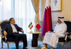 رئيس مجلس الوزراء ووزير الخارجية القطري محمد بن عبد الرحمن آل ثاني مع وزير الخارجية الإيراني عباس عراقجي