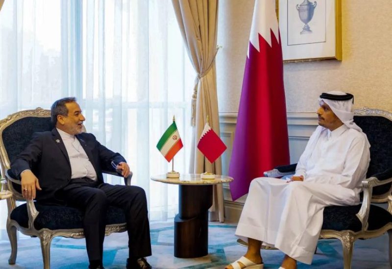 رئيس مجلس الوزراء ووزير الخارجية القطري محمد بن عبد الرحمن آل ثاني مع وزير الخارجية الإيراني عباس عراقجي