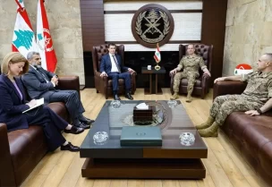 قائد الجيش رودولف هيكل في مكتبه في اليرزة، وكيل الأمين العام للأمم المتحدة لشؤون السلامة والأمن جيل ميشو على رأس وفد مرافق