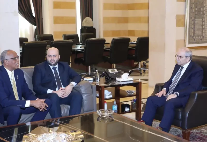 رئيس مجلس الوزراء الدكتور نواف سلام في السرايا ممثل منظمة الصحة العالمية في لبنان الدكتور عبد الناصر أبو بكر، في زيارة وداعية لمناسبة انتهاء مهامه، وذلك بحضور وزير الصحة العامة الدكتور ركان ناصر الدين.