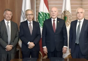 وزير الاقتصاد والتجارة عامر البساط و رئيس غرفة التجارة والصناعة والزراعة في طرابلس ولبنان الشمالي توفيق دبوسي بحضور نائبي رئيس الغرفة إبراهيم فوز و نخيل يمين