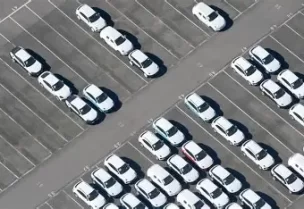 سيارات مخصصة للتصدير تنتظر الشحن في ميناء بريمرهافن بصورة من أرشيف رويترز.
