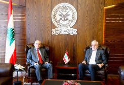 وزير الدفاع الوطني اللواء ميشال منسى في مكتبه باليرزة، رئيس لجنة الدفاع والداخلية والبلديات النيابية النائب جهاد الصمد