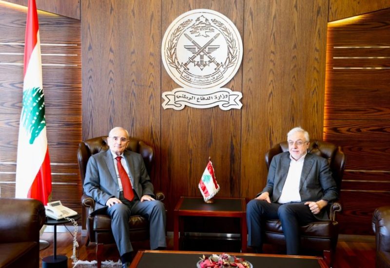 وزير الدفاع الوطني اللواء ميشال منسى في مكتبه باليرزة، رئيس لجنة الدفاع والداخلية والبلديات النيابية النائب جهاد الصمد