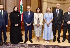رئيس مجلس النواب نبيه بري في مقر الرئاسة الثانية في عين التينة وفداً وزارياً مشتركاً من قطر وفرنسا وبريطانيا، ضم وزيرة الدولة للتعاون الدولي في قطر الدكتورة مريم بنت علي بن ناصر المسند، والوزيرة الفرنسية المنتدبة لشؤون الفرنكوفونية والشراكات الدولية والفرنسيين في الخارج إليونور كاروا، ووزيرة الدولة للتنمية الدولية في بريطانيا جينيفير تشابمان، بحضور سفراء الدول الثلاث في لبنان.
