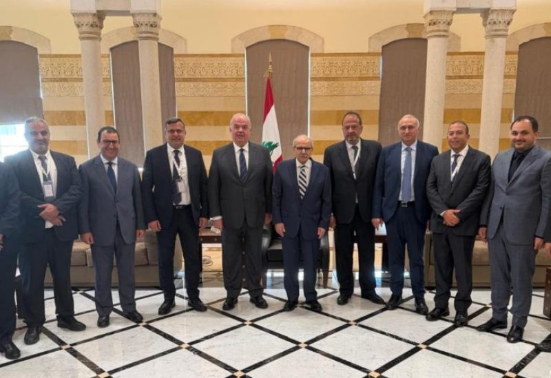 رئيس الحكومة نواف سلام في اجتماعاً تنسيقياً ضمّ وزير الاتصالات شارل الحاج، ورؤساء مجالس الإدارة والمديرين التنفيذيين في شركتي ألفا وتاتش وهيئة أوجيرو