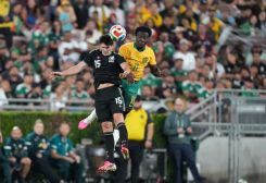 اللاعب الأسترالي نيستوري إيرانكوندا (11) يضرب الكرة برأسه خلال مباراة لفريقه. رويترز