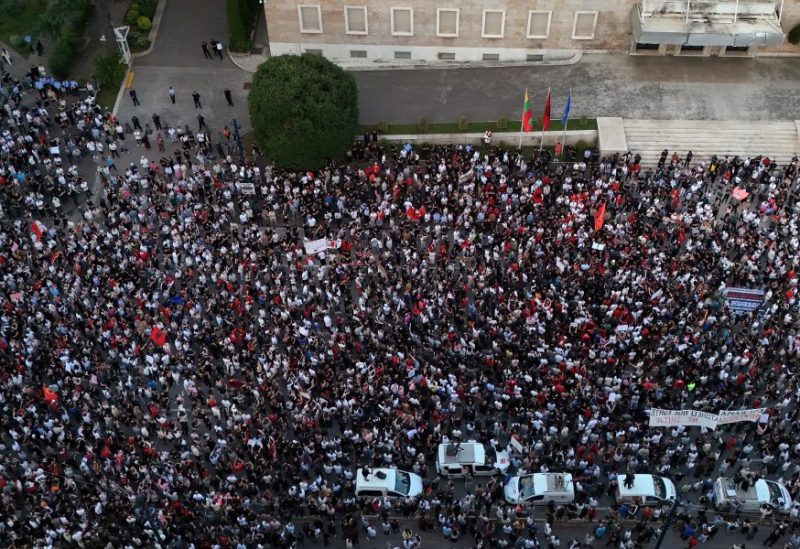 الألبان يحتجون على منتجع فاخر مرتبط بكوشنر. رويترز