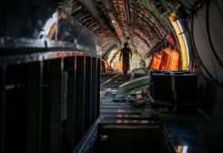 أحد مشغلي أنابيب التزويد بالوقود في سلاح الجو الأمريكي يجري فحصًا قبل الإقلاع لطائرة KC-135 ستراتوتانكر في قاعدة تقع ضمن منطقة مسؤولية القيادة المركزية الأمريكية، في 27 مايو 2026. الولايات المتحدة - رويترز