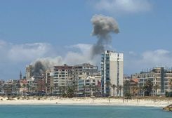 أعمدة الدخان تتصاعد عقب غارة إسرائيلية على مدينة صور في لبنان، 9 يونيو 2026. رويترز