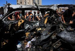 فلسطينيون يتفقدون مركبة أصيبت في غارة إسرائيلية، في مدينة غزة، 18 يونيو 2026. رويترز