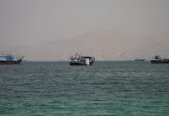 سفن في مضيق هرمز. رويترز