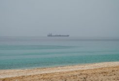 ناقلة نفط تبحر في البحر بالقرب من الساحل العماني، كما تظهر من مسندم، عُمان، في 25 يونيو 2026. رويترز