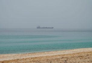 ناقلة نفط تبحر في البحر بالقرب من الساحل العماني، كما تظهر من مسندم، عُمان، في 25 يونيو 2026. رويترز